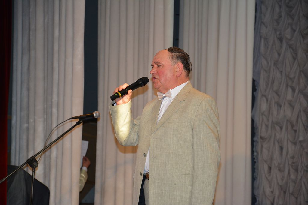 Микола Городиський подарував всім жінкам університету весняний концерт