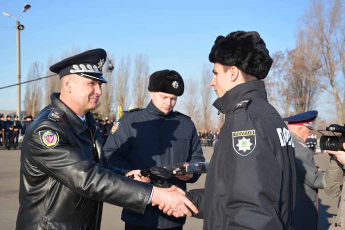 Ректор університету вручив курсантам-випускникам погони лейтенантів поліції 