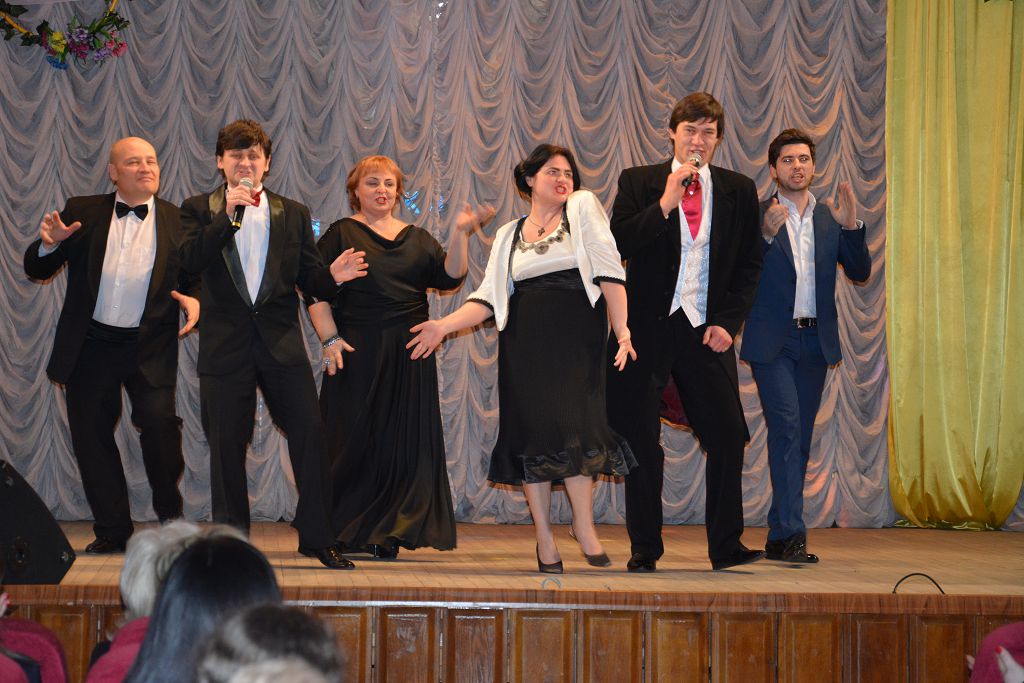 Жінок університету привітав художній колектив ХНАТОБ  ім. М. В. Лисенка