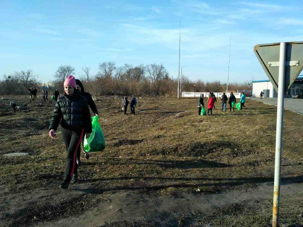 Курсанти університету допомагають комунальним службам прибирати місто