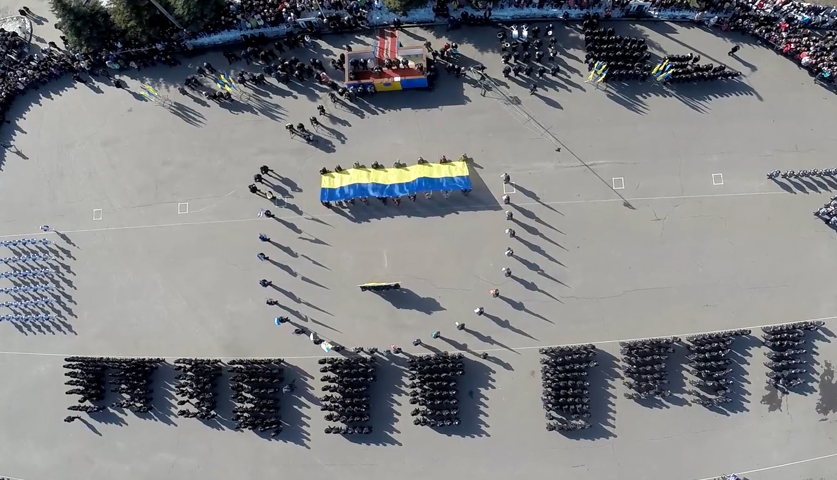 Виступ карабінерів, колективу художньої самодіяльності ХНУВС та ансамблю барабанщиць під час урочистостей з нагоди випуску курсантів