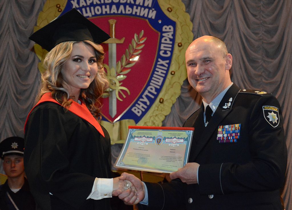 У добру путь, випускники!