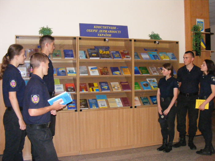 Бібліотека університету презентує книжково-ілюстративну експозицію до Дня Конституції України