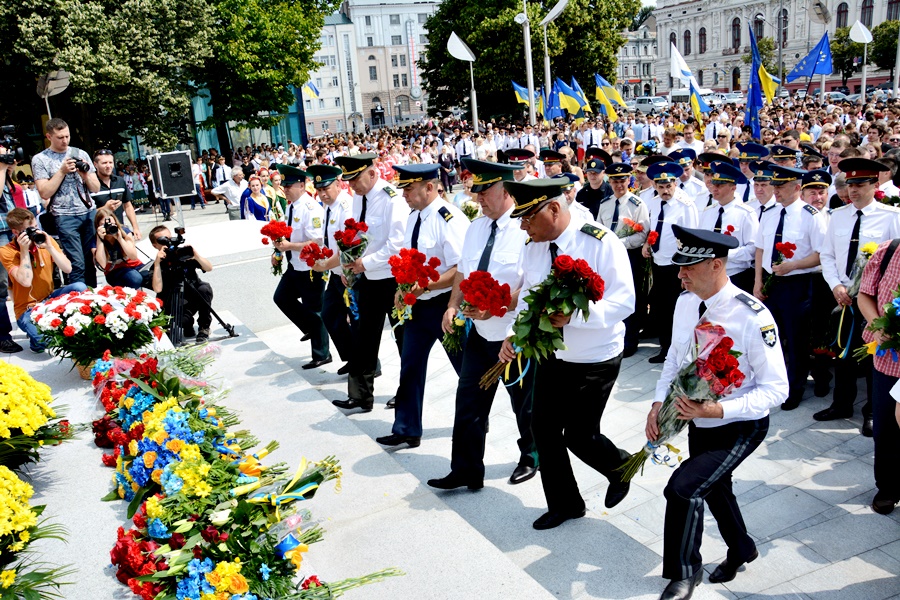 До Дня Конституції України