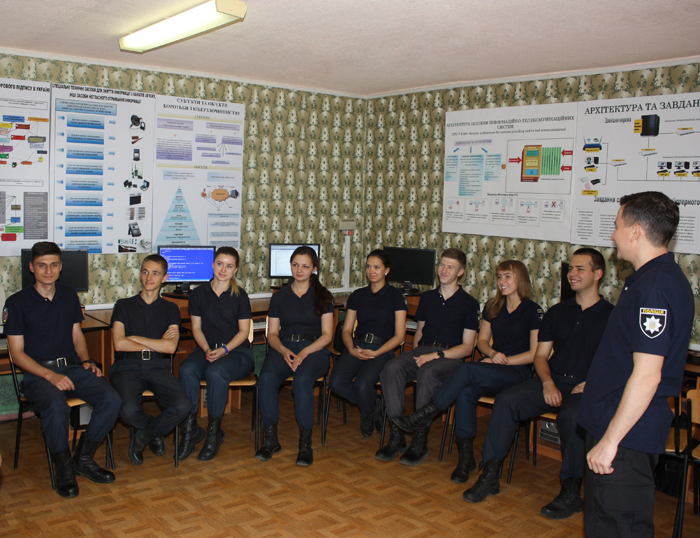 Курсанти зустрілися з працівником підрозділу протидії злочинам, пов'язаним з торгівлею людьми 