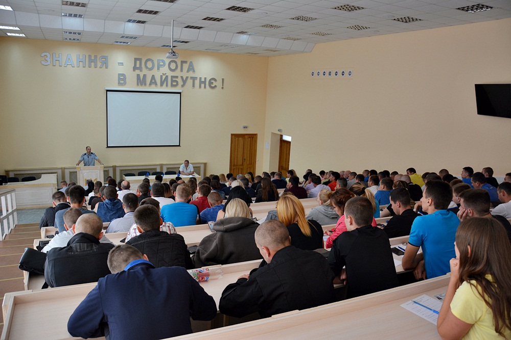 Перший проректор вишу провів інструктаж для 130 слухачів курсів первинної професійної підготовки