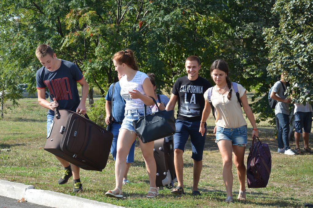 Першокурсники університету готуються до табірного збору