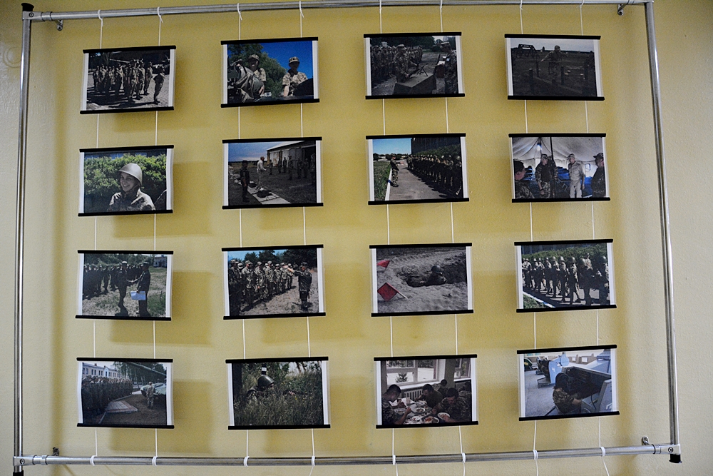 На кафедрі військової підготовки університету відкрито фотовиставку