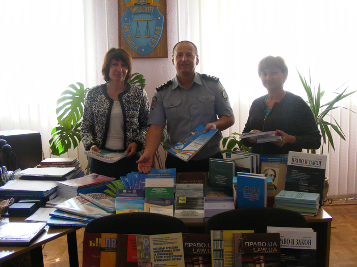 Книги в дар бібліотеці – добра традиція