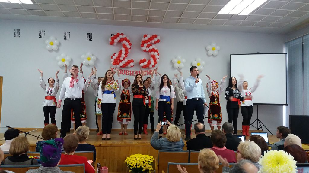 Учасники художньої самодіяльності університету привітали ювілярів