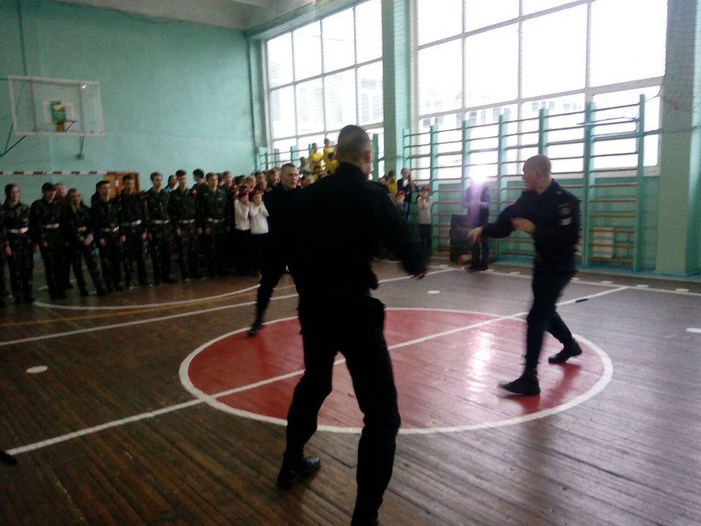 Курсанти продемонстрували школярам прийоми рукопашного бою