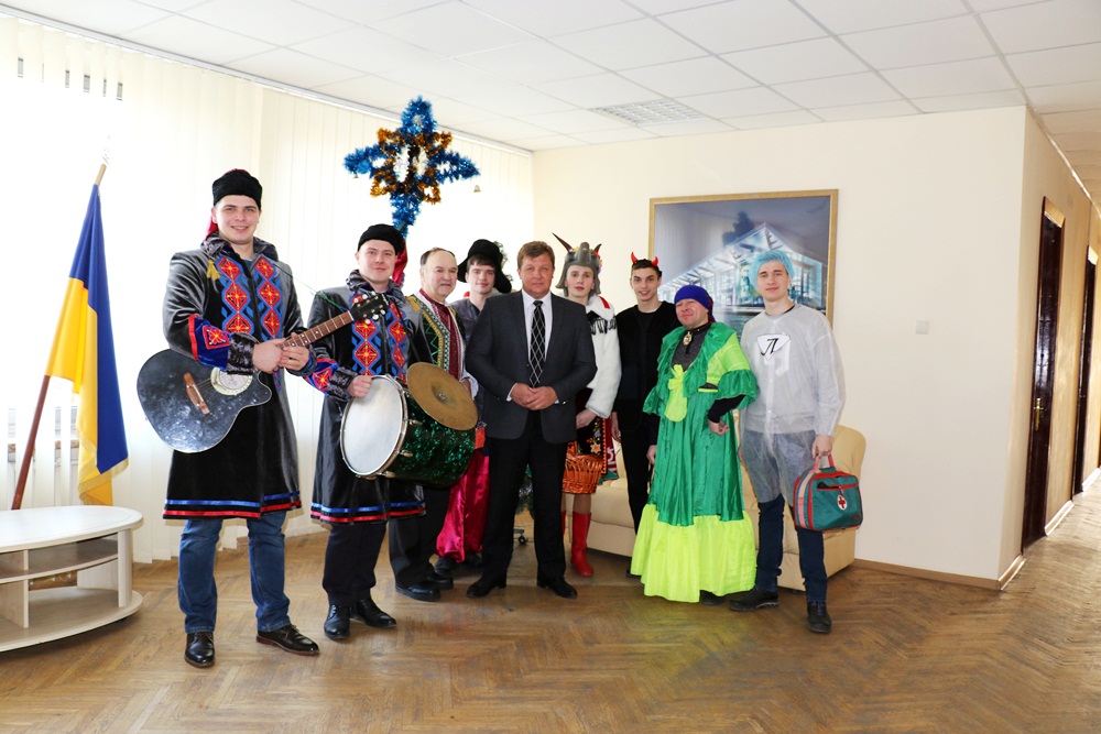 Учасники колективу художньої самодіяльності привітали адміністрацію Слобідського району зі святами