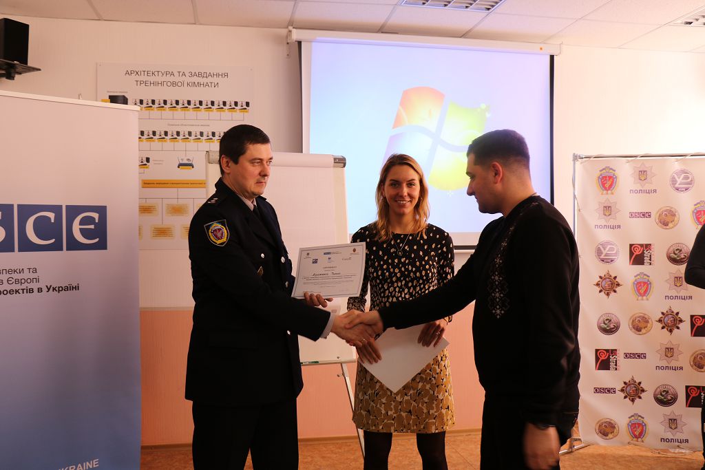 Учасники тренінгу з протидії торгівлі людьми отримали сертифікати