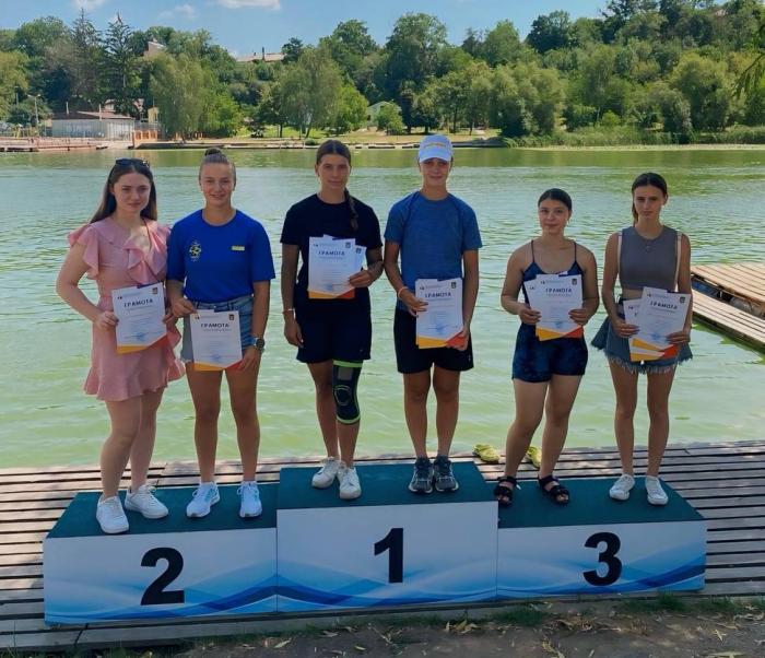 Перемога у змаганнях з веслування на байдарках