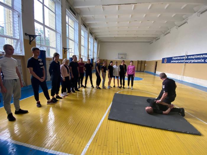 Взаємодія працівників поліції під час застосування поліцейських заходів примусу