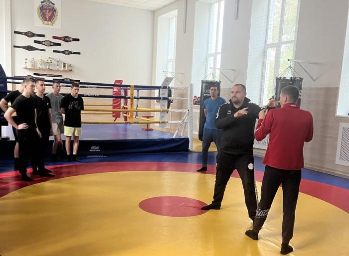 Бінарне заняття з дисципліни «Спеціальна фізична підготовка» провів заслужений тренер України з кікбоксингу Анатолій Лобатюк