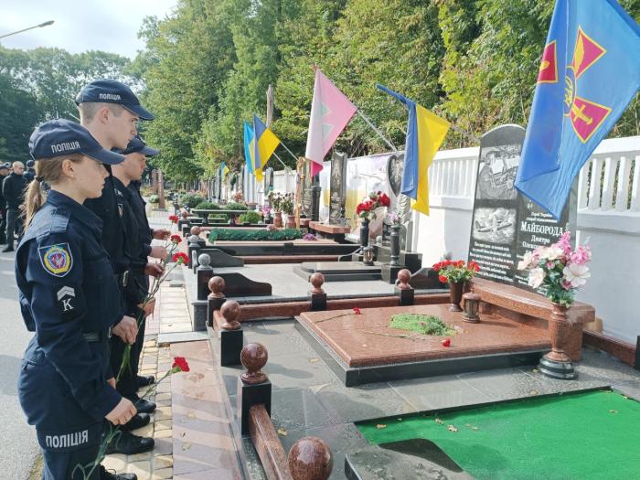 Квіти на знак пам'яті та вшанування захисників і захисниць України