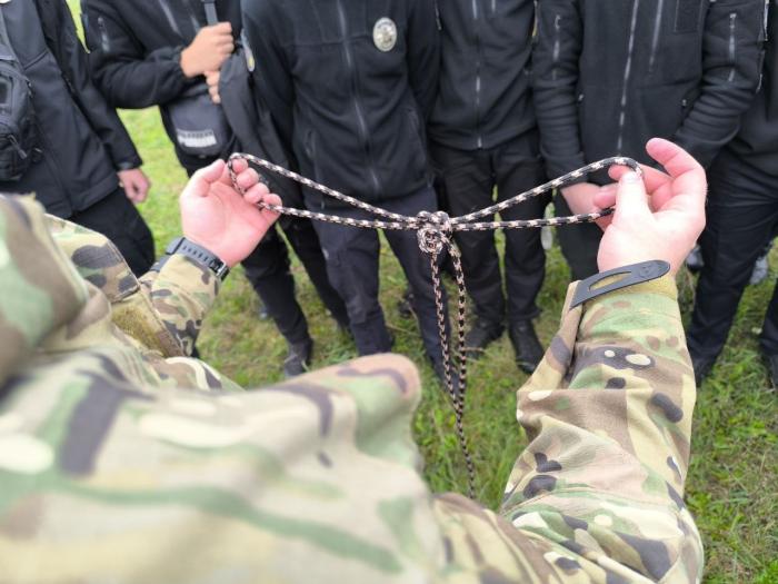 Застосування поліцейськими підручних засобів у стані необхідної оборони