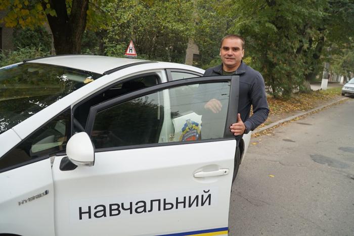Житель Вінниччини Олександр Багола опановує в Автошколі ХНУВС навички керування автівкою