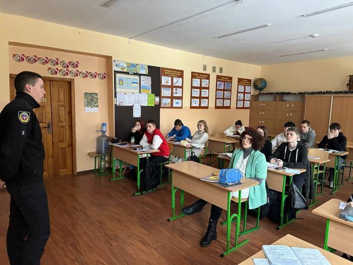 Курсанти розповіли школярам про професію слідчого