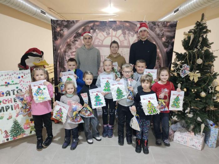 Здобувачі Сумської філії ХНУВС привітали дітей ВПО з новорічно-різдвяними святами
