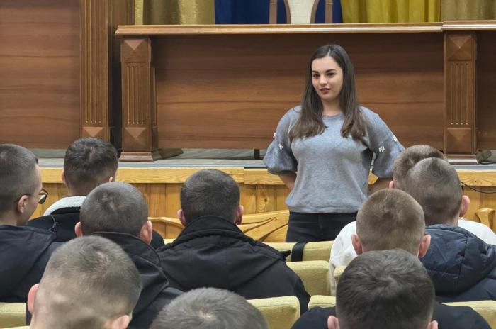 Інформаційно-просвітницька година про Героя України Василя Сліпака