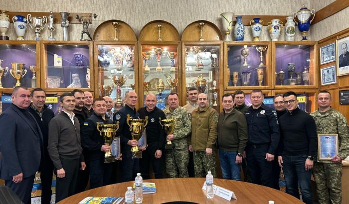 Ректору ХНУВС Валерію Сокуренку вручено Кубок ФСТ «Динамо» України 