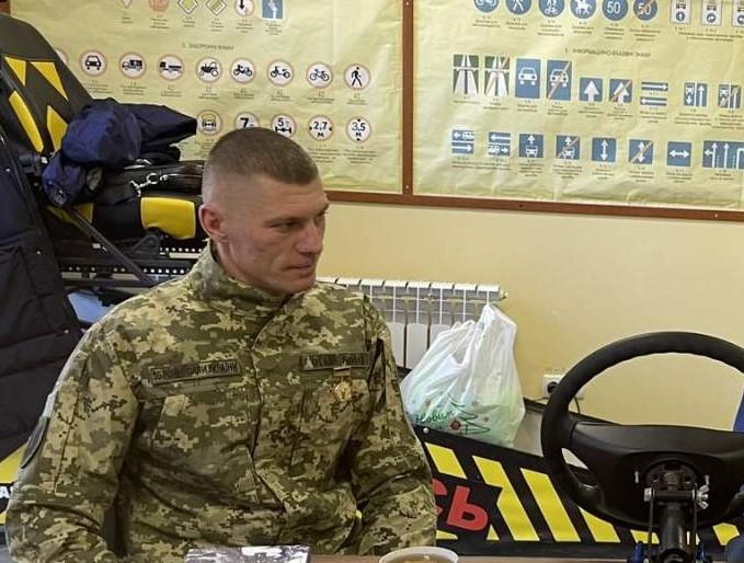 Учасник бойових дій, слухач Автошколи ХНУВС Дмитро Петренко зустрівся зі студентами університету