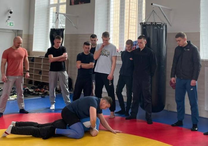 Бінарне заняття на тему «Захист від нападу та силове затримання неозброєного правопорушника» 