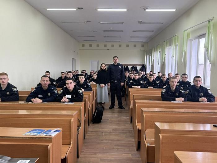 Бінарне заняття за участі поліцейського офіцера громади