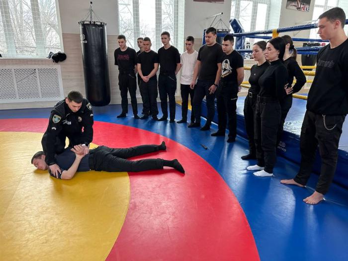 Захист від нападу та силове затримання неозброєного правопорушника