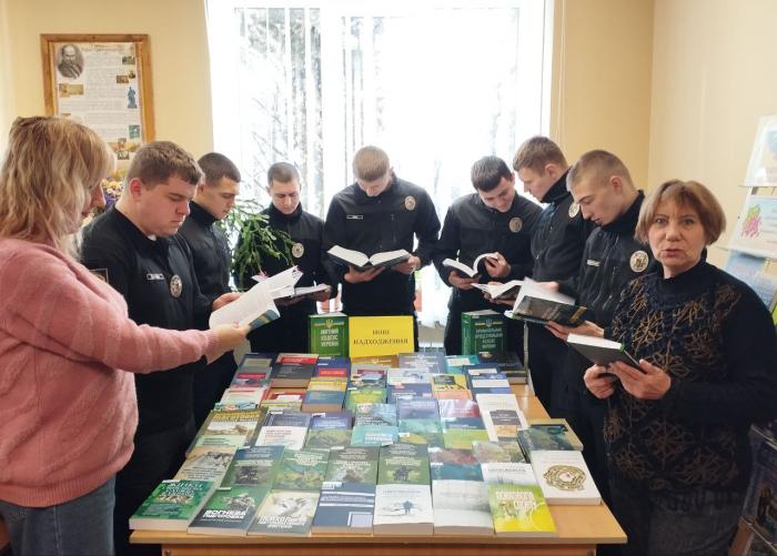 Higher education students visited the university's general library