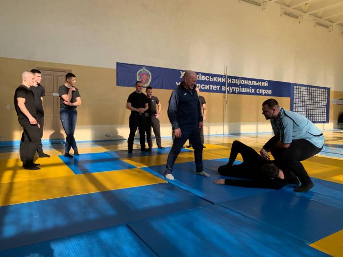 Відпрацювання техніки кидків і захисних дій у партері