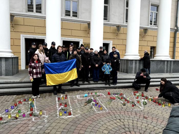 «ДЕ ТИ»: акція вшанування загиблих у Маріупольському драмтеатрі