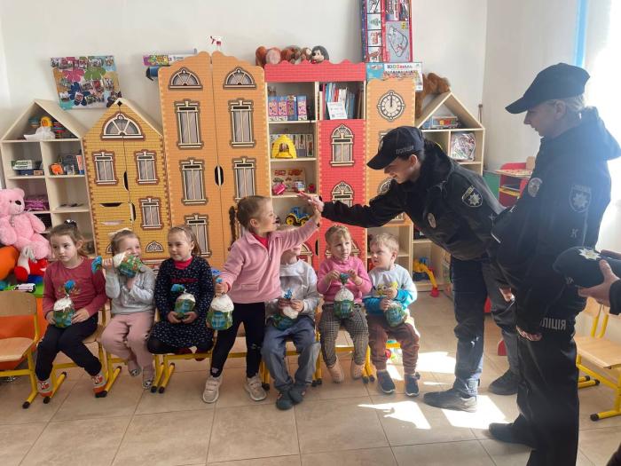Курсанти ХНУВС привітали дітей із Великоднем у підшефному закладі