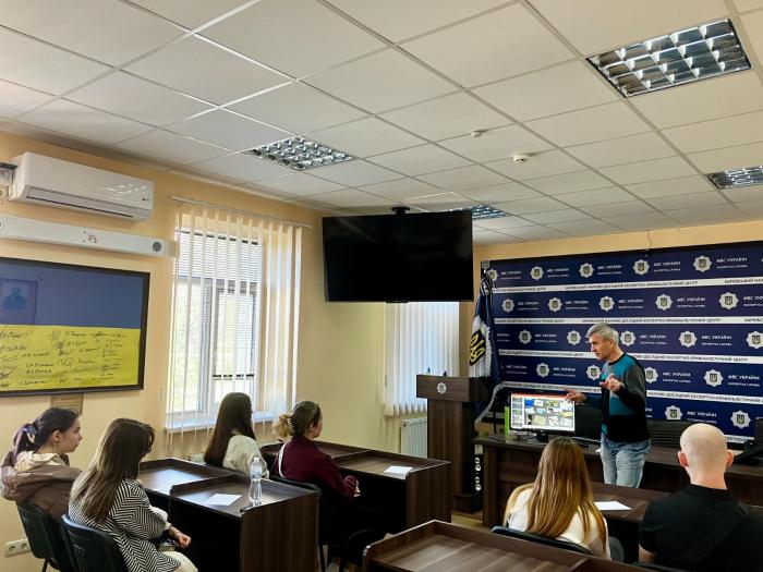 Практичне знайомство з експертною службою