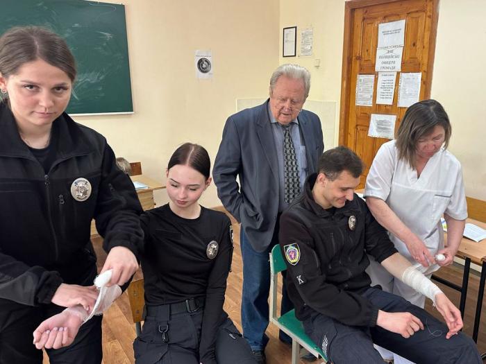 Практика домедичної допомоги: зупинка кровотечі