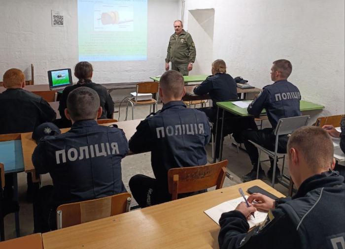 Курсанти ХНУВС опановують базові навички саперної підготовки