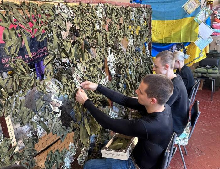 Курсанти Сумської філії долучилися до плетіння маскувальних сіток