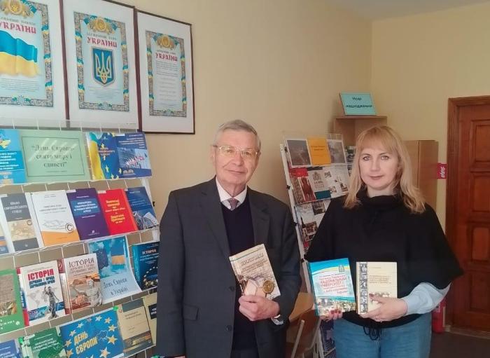 Загальна бібліотека ХНУВС отримала подарунки