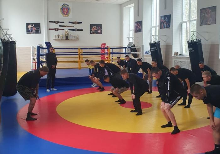 Курсанти опановували прийоми самозахисту на бінарному занятті з участю військовослужбовця