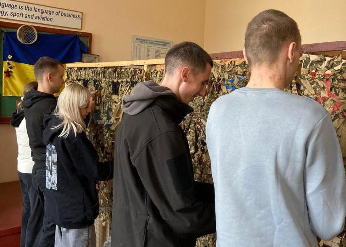 Волонтерська допомога через плетіння сіток