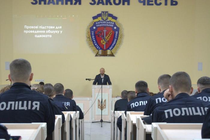 Професійна зустріч за участі адвоката 