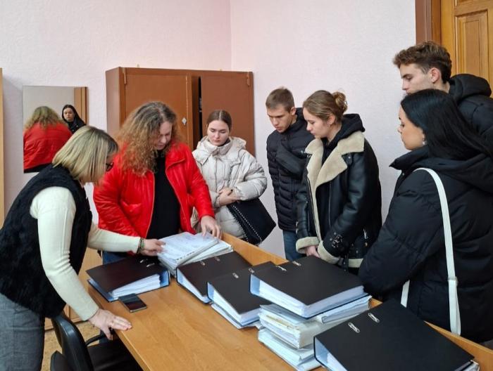 Здобуття практичного досвіду у сфері судоустрою та судочинства 