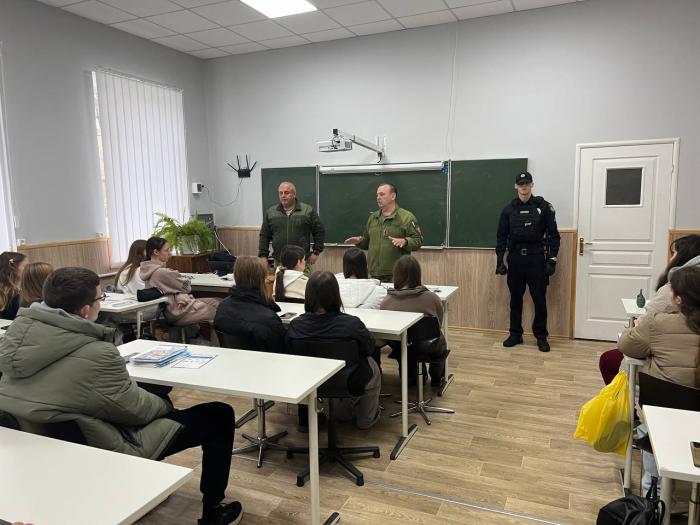  Мінна безпека та вибір професії поліцейського – тема зустрічі з ліцеїстами Чернівеччини