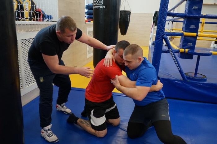 Вдосконалення техніки кидків і захисту у партері