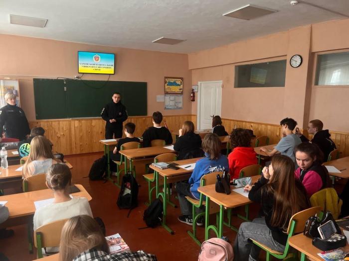 Безпечний інтернет і шлях до ХНУВС: курсанти поділилися досвідом із кам’янчанами