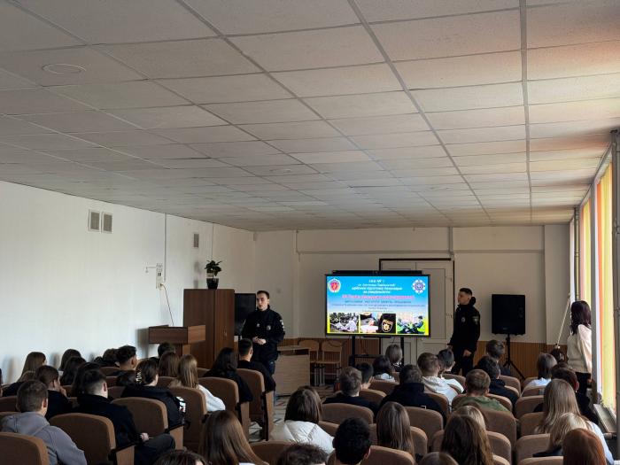 Курсанти ХНУВС розповіли старшокласникам Дунаєвеччини про вступ, навчання та цифрову безпеку