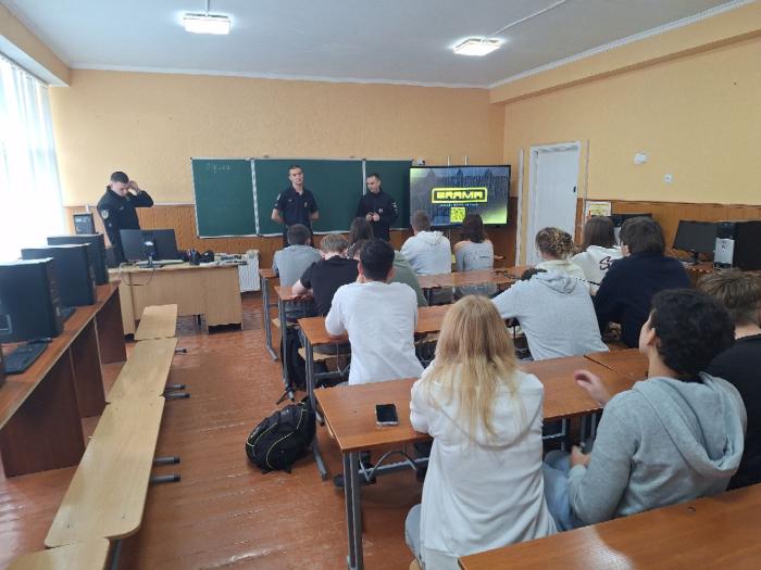 Курсанти ХНУВС розповіли ліцеїстам про безпеку в цифровому просторі