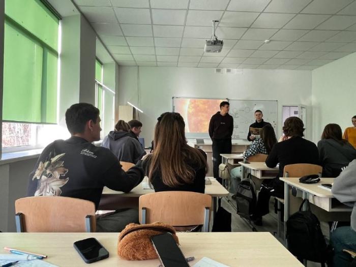 Майбутні правоохоронці знайомлять школярів із особливостями вступу та навчання в ХНУВС